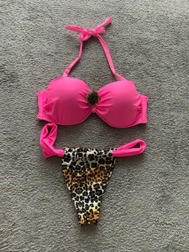 Biquíni Pink com Detalhe Dourado e Calcinha Animal Print