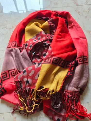 Lenço feminino de Pashimina original nas cores vermelho e amarelo