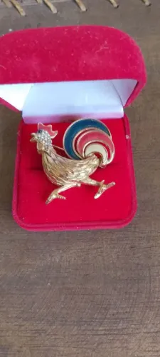Antigo Broche Vintage..com pedrinhas e dourado em excelente estado