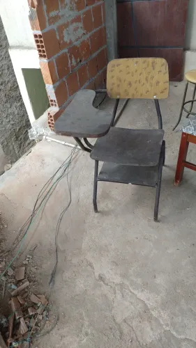 Cadeira escolar antiga