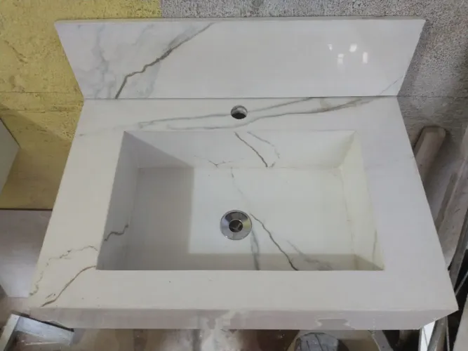 Pia de porcelanato branco para banheiro.