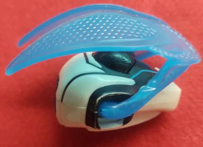 Brinquedo de ação com asas azuis