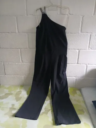 Macacão preto de ombro único