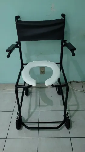 Cadeira de banho e higiênica.