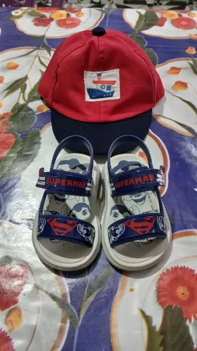 Sapato infantil superman n.19 vai encluso o boné  em perfeito estado de conservação