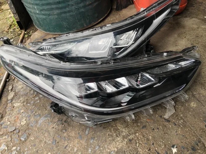 Par Farol Yaris 2024/2025