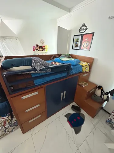 Cama de solteiro com estrutura em madeira  e detalhes em azul