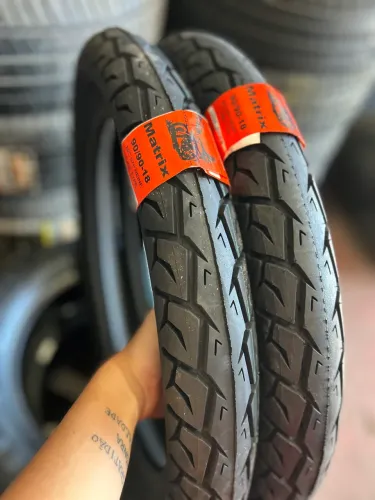 Pneu de Moto Matrix 90/90-18 uso com câmara 