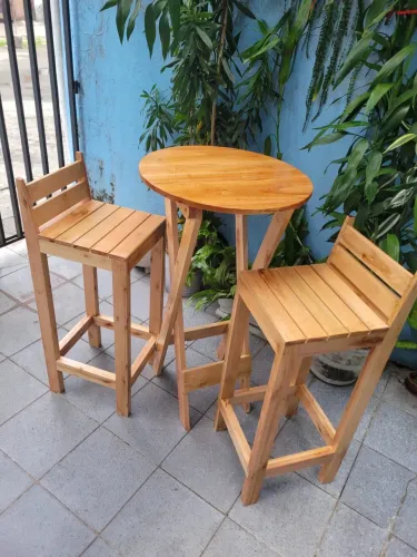 Conjunto de mesa e banquetas