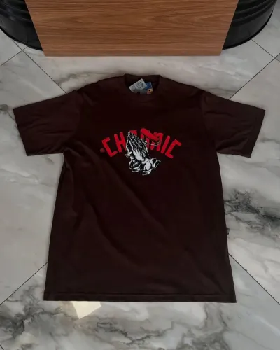 Camiseta 'Chronic' com Estampa de Mãos em Oração - Unissex