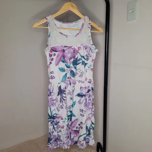 Vestido curto sem mangas fundo claro com flores e renda no busto - tamanho G
