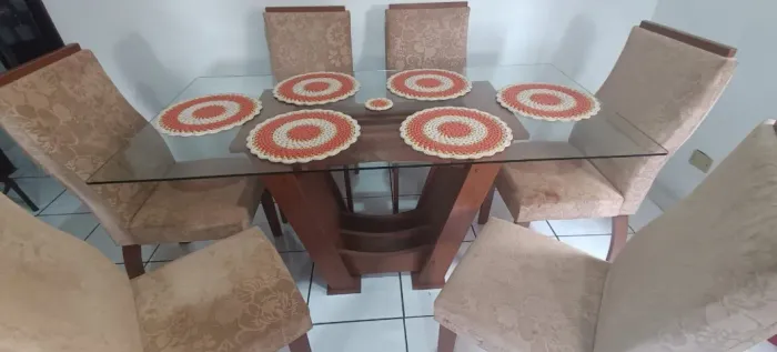 Mesa de Jantar tampo de vidro com 6 cadeiras estofadas