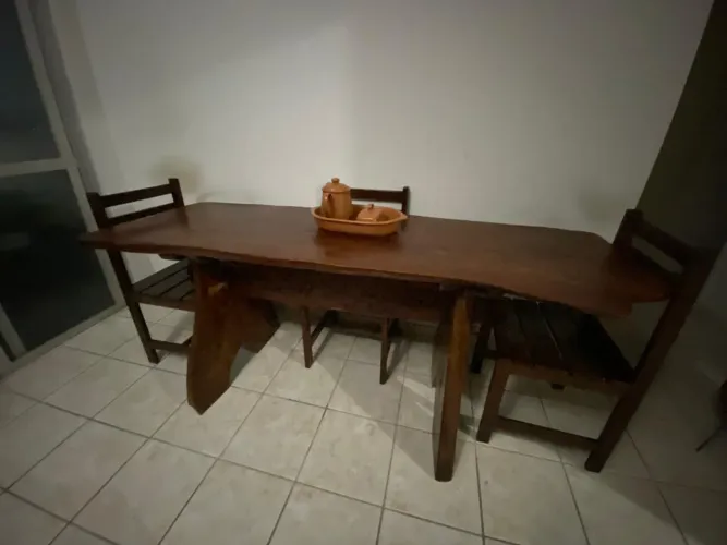 Conjunto de mesa e cadeiras de madeira