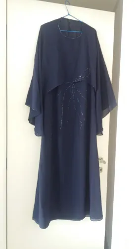 Vestido de festa em crepe, azul marinho com bordados, tam. 44