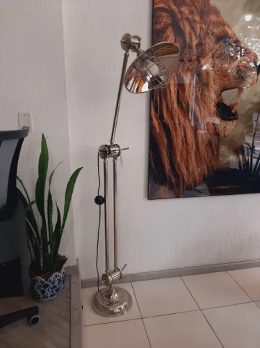 Luminária de chão estilo industrial em metal cromado