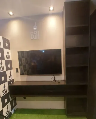 Estante de madeira escura para sala