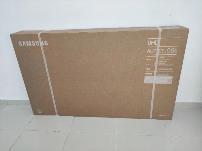 Samsung Smart TV 58" UHD 4K 58AU7700 nova/ lacrada