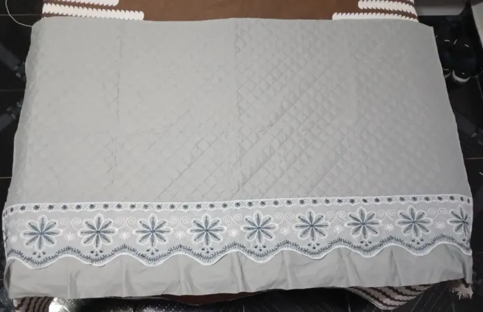 Meia colcha com babado.