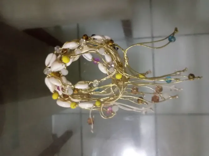 Pulseiras artesanais de búzios, com cordões dourados