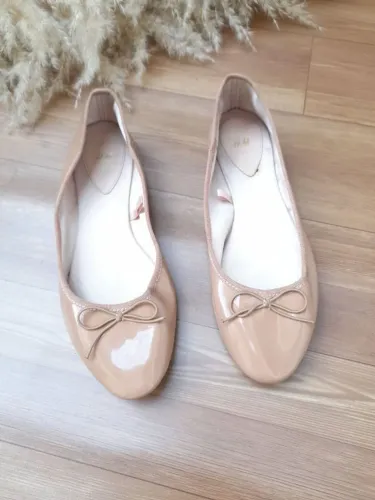 Sapatilhas H&M bege com laço