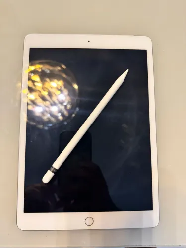 iPad 8ª geração + Apple Pencil + Teclado Bluetooth (ótimo estado)
