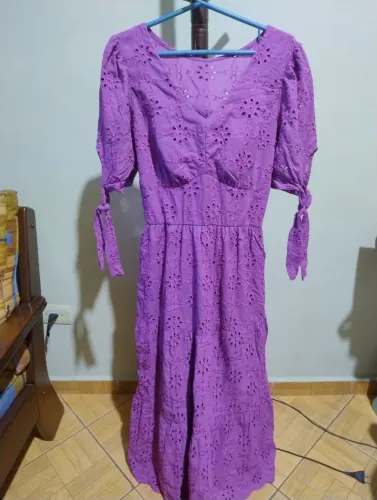 vlVestido feminino lilás, longo e com detalhes em lese