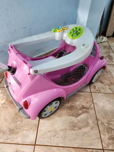 Carro de criança Fusca Rosa que vira triciculo