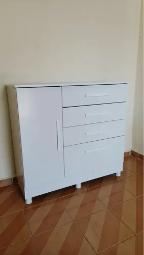 Cômoda branca com gavetas e porta e pés