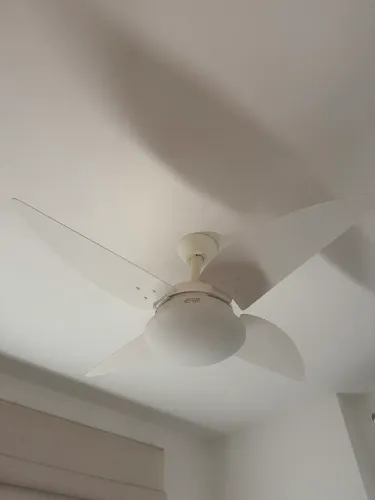 Ventilador de teto branco com luminária