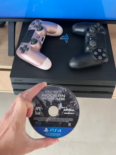 PS4 Slim 1TB 2 Controles + Call Of Duty Morderm Warfare Mídia