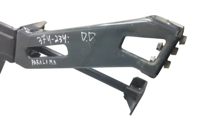Suporte parachoque lado direito Iveco 65Cs 2023