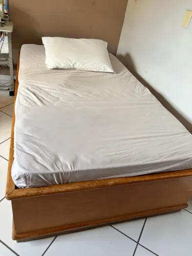Cama solteirão Madeira com colchão usado