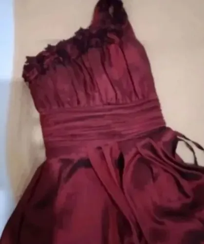 Vende-se vestido longo de festa em tafetá bordô