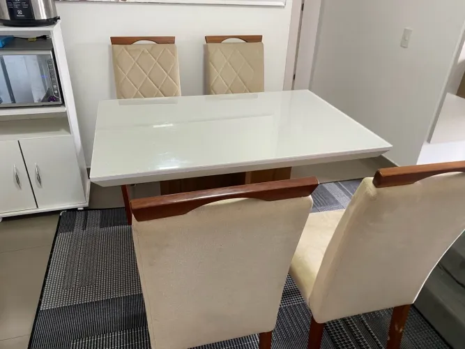 Vendo mesa de jantar com quatro cadeiras muito linda