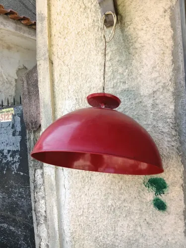 Conjunto com quatro luminárias estilo retro na cor vermelha 