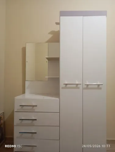 Vendo guarda roupa semi novo com penteadeira embutida