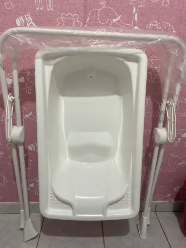 Banheira de bebê com suporte