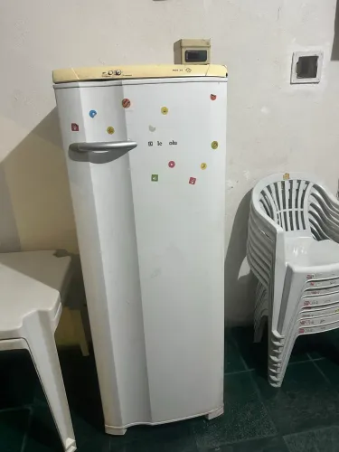 VENDO GELADEIRA SEMI NOVA GELANDO MUITO 250$ PARA BUSCAR HOJE  
