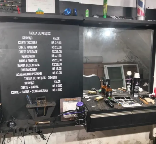 Painel para barbearia e cadeira.