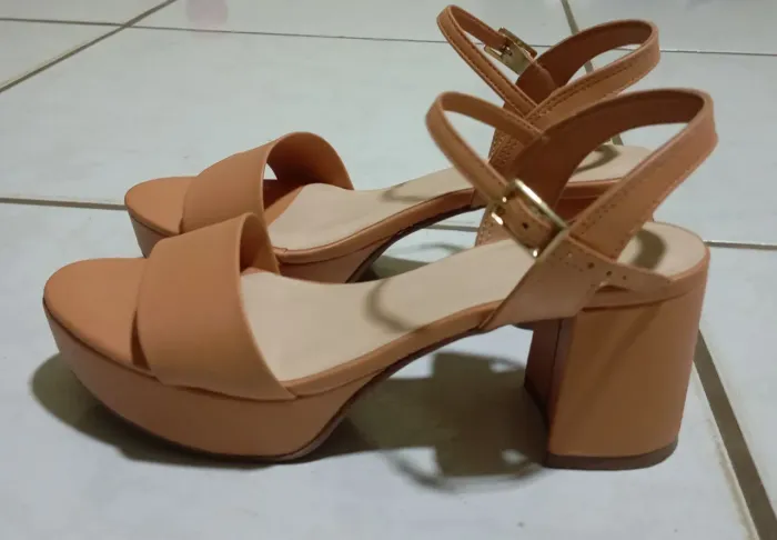 Vende se sandália número 34 semi nova com apenas um uso 