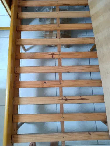 Cama de madeira