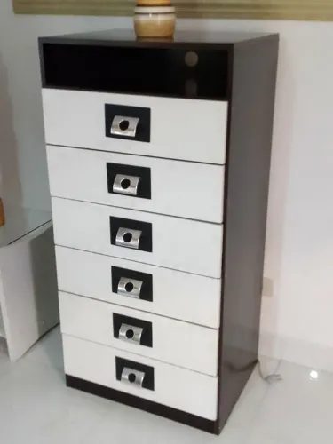 Cômoda Nápole, 6 gavetas, novíssima, puxadores cromados, 1,26 m. de altura