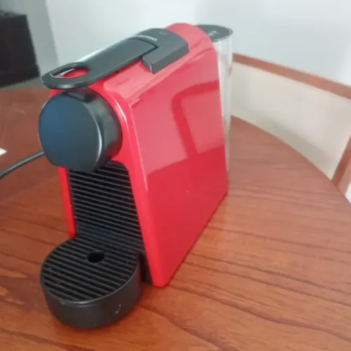 Cafeteira Nespresso vermelha
