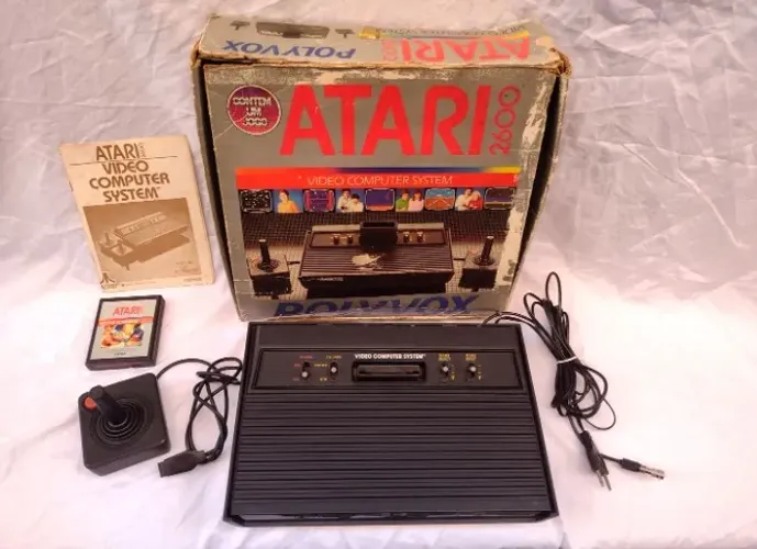 Atari 2600 Com Um Controle, Um Cartucho, Caixa E Manual