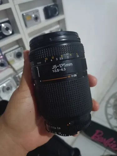 Câmera profissional Nikon e duas lentes