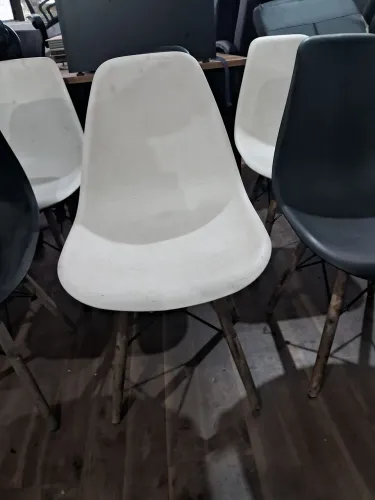 Cadeira de Jantar - Eiffel em Plástico com Pés de Madeira