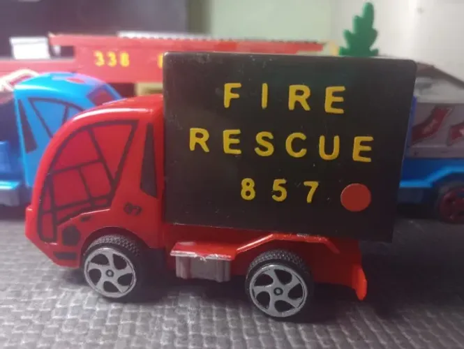 MINIATURA CAMINHÃO FIRE RESCUE 857  - 8 ,5 cm. 