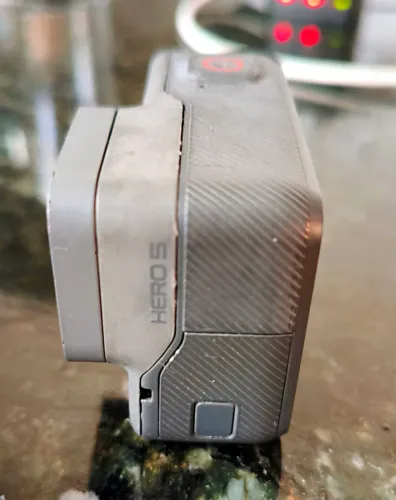 Câmera Gopro Hero 5 + case para 20m de profundidade + 3 baterias +Batterry Charging Boxg