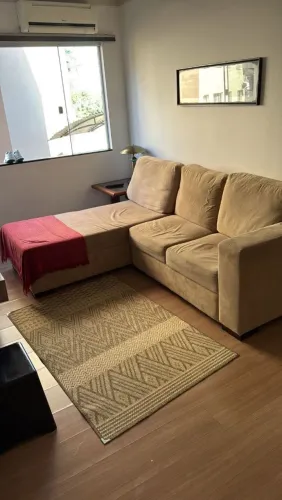 Sofá com chaise