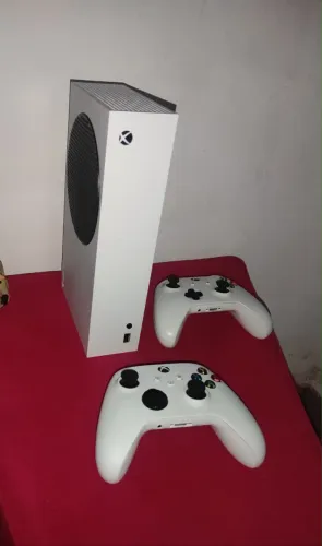Xbox série S com 2 controles 512 GB semi novo